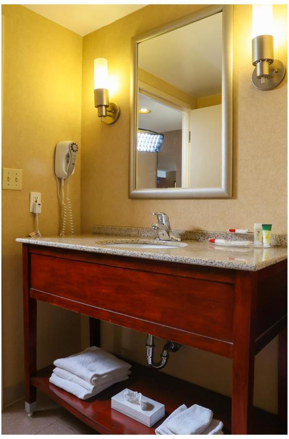 Ramada By Wyndham Niagara Falls/Fallsview Екстериор снимка