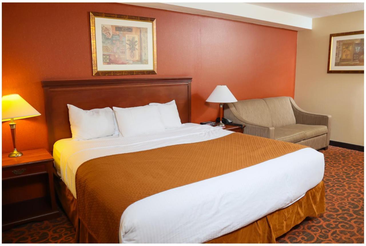 Ramada By Wyndham Niagara Falls/Fallsview Екстериор снимка