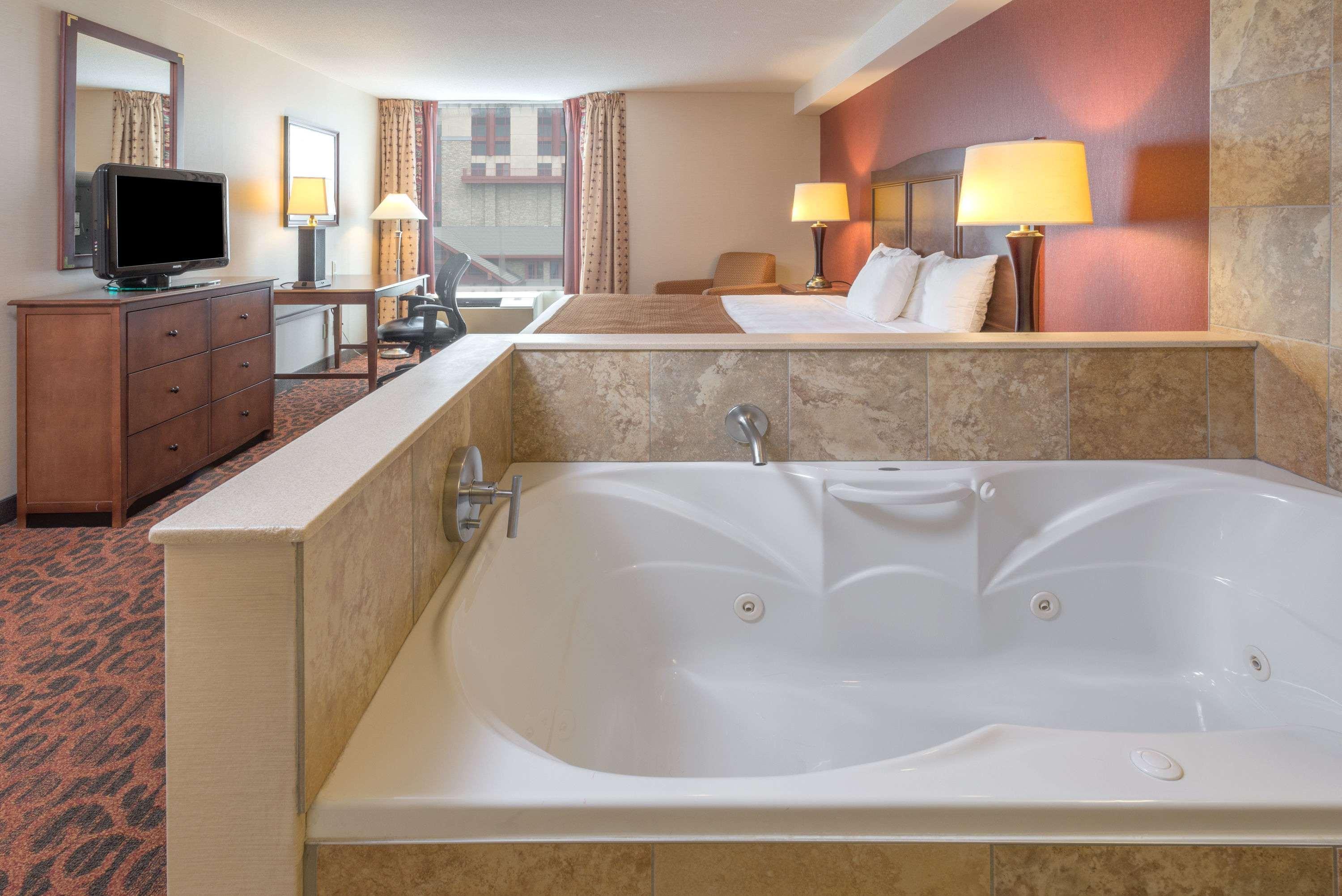 Ramada By Wyndham Niagara Falls/Fallsview Екстериор снимка