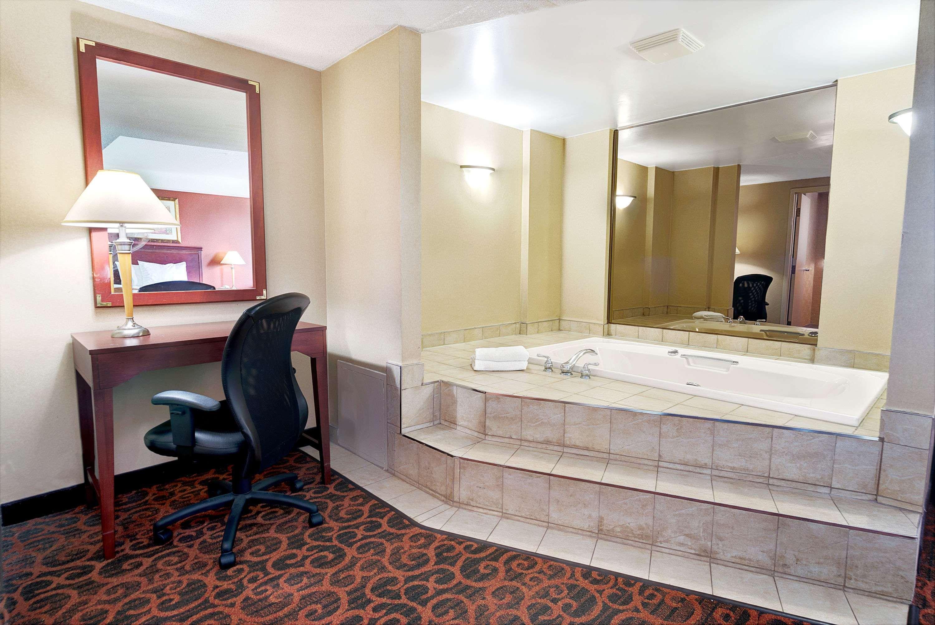 Ramada By Wyndham Niagara Falls/Fallsview Екстериор снимка