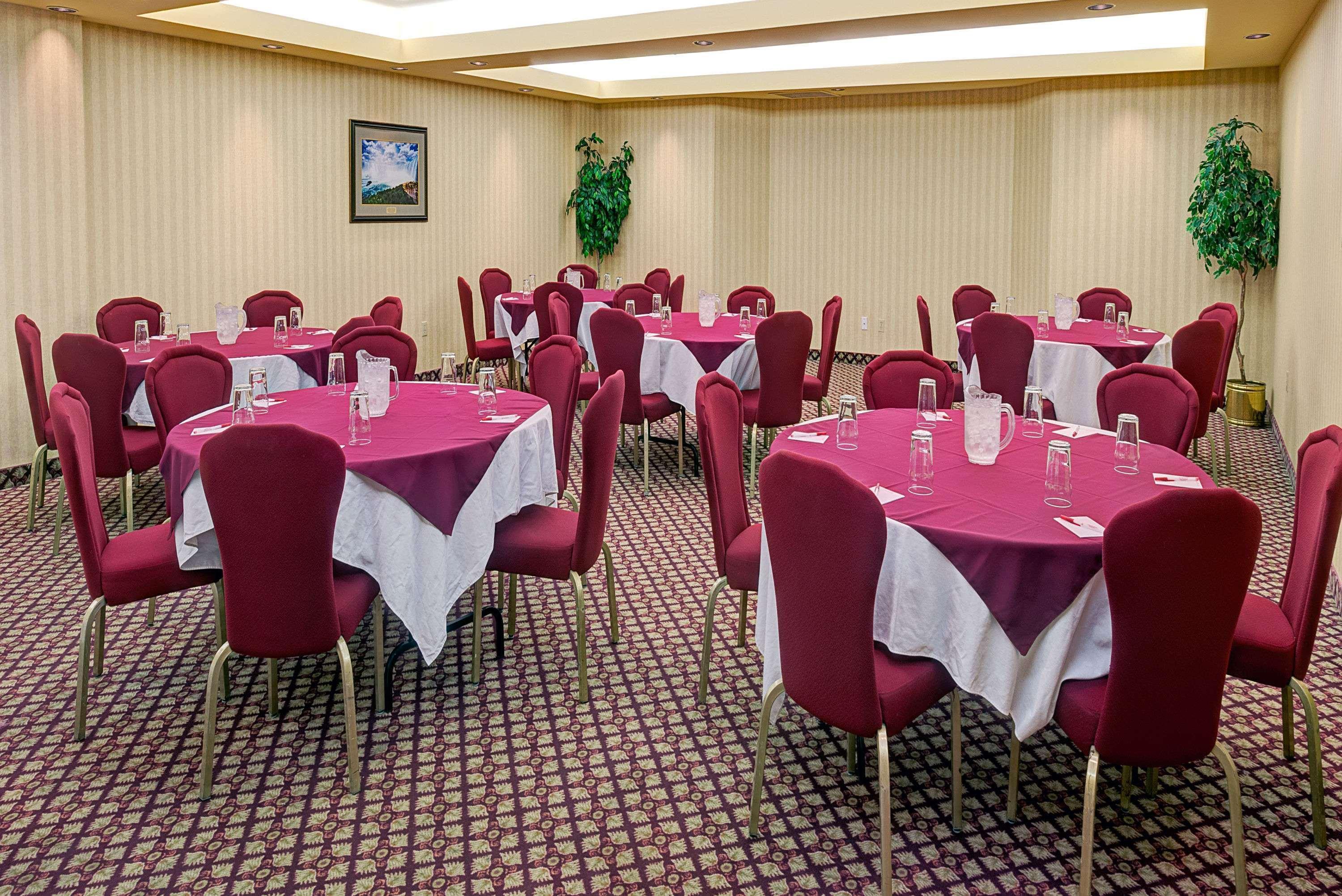 Ramada By Wyndham Niagara Falls/Fallsview Екстериор снимка